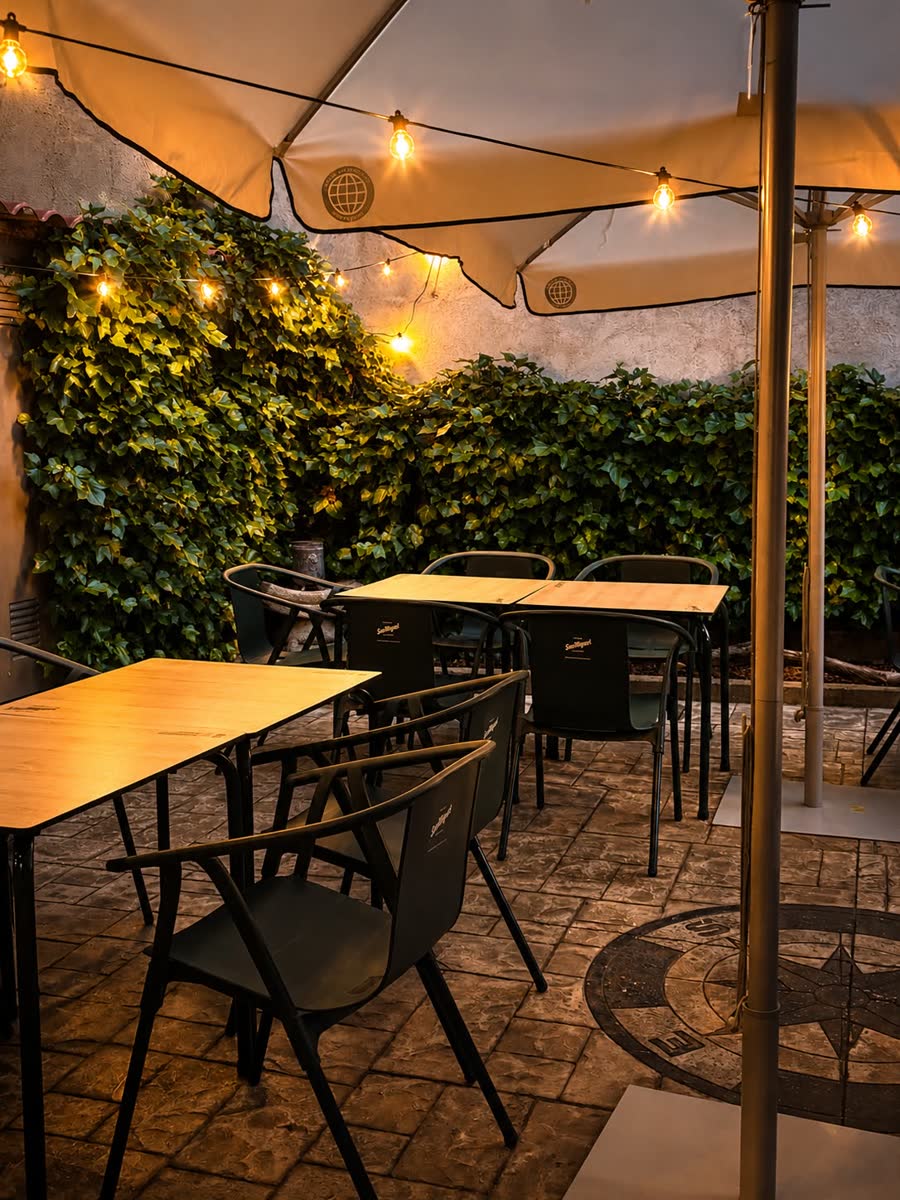 Terrassa exterior del restaurant a Martinet